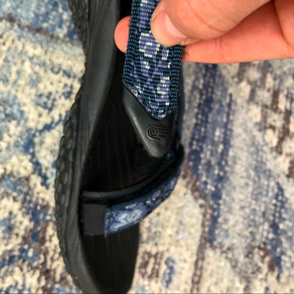 Teva Hurricane Sandals with Blue Hibiscus Straps - Picture 10 of 14